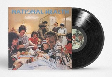 "NATIONAL HEALTH" in blauer Schrift, Plattencover zeigt Menschen an einem Tisch, daneben eine Schallplatte.