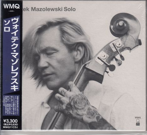 "Solo" oben. Japanische Schrift vertikal. Mann spielt Kontrabass, hat lange Haare und tätowierte Hand.