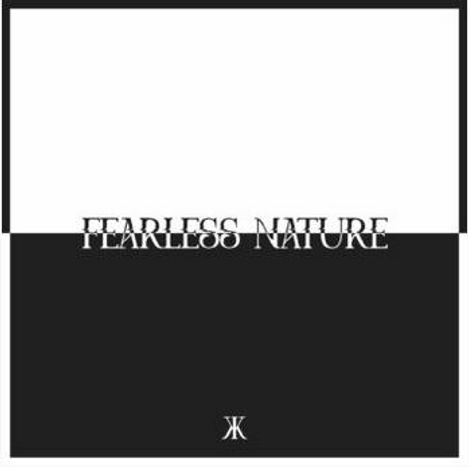 Text "FEARLESS NATURE" mittig, schwarz-weiß kontrastiert; unten ein stilisiertes Logo, weiße Linien auf schwarzem Grund.