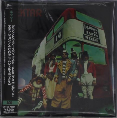 "14 Down to Earth Nektar" steht auf einem Doppeldeckerbus. Männer in bunten Zirkuskostümen posieren davor.