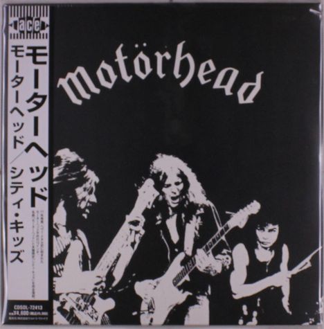 „Motörhead“ in gotischer Schrift mittig. Links japanischer Text. Drei Musiker mit Gitarren und Schlagzeug in schwarz-weiß.