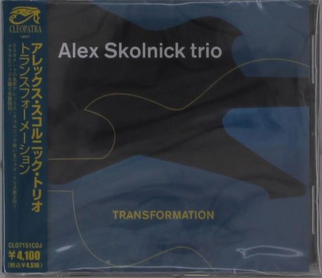 Text: "Alex Skolnick trio", "TRANSFORMATION". Eine abstrakte Illustration in Blau und Schwarz mit einem goldenen Logo links oben.