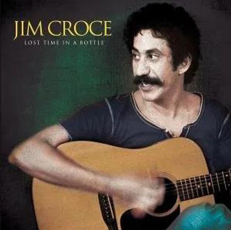 Text oben: "Jim Croce", "Lost Time in a Bottle". Ein Mann spielt Gitarre und lächelt.