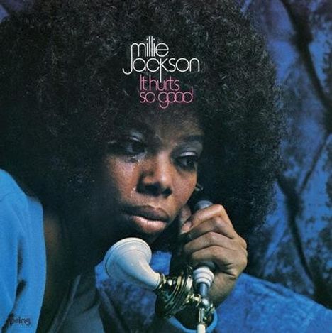 Text: "Millie Jackson, It Hurts So Good"  
Eine Person am Telefon zeigt einen nachdenklichen Ausdruck.