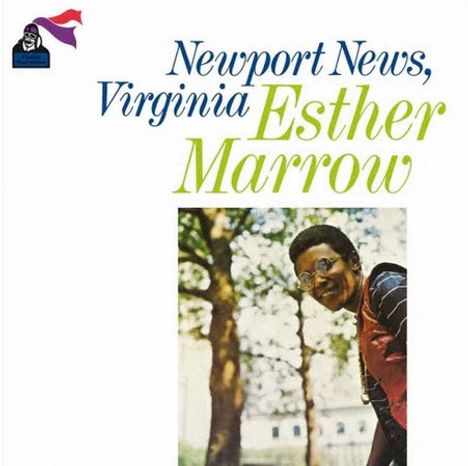 "Newport News, Virginia, Esther Marrow" in eleganter Schrift. Darunter eine Person mit Brille vor Bäumen. Links oben ein kleines Logo.