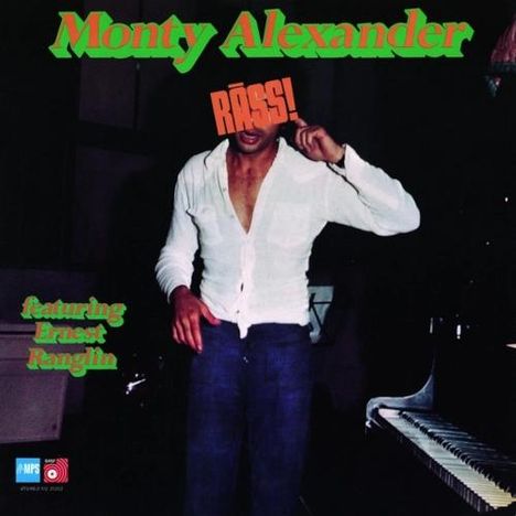 "Monty Alexander", "Rass!", "featuring Ernest Ranglin". Ein Mann mit offenem Hemd hält ein Schild vor seinem Gesicht, in der Nähe eines Klaviers.