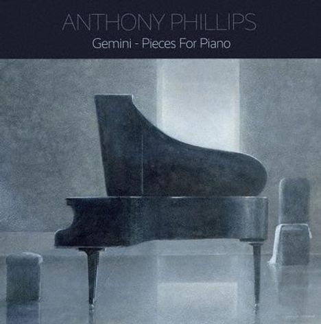 "Anthony Phillips" und "Gemini - Pieces For Piano" stehen oben. Ein stilles, graues Klavier in einem leeren Raum.