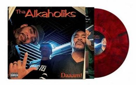 "Tha Alkaholiks" und "Daaam!" auf einem Albumcover mit drei Personen; rotes Vinyl daneben.