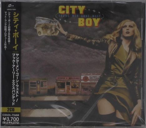 „CITY BOY“, „YOUNG MEN GONE WEST“ in gelben und blauen Buchstaben. Frau in grünem Kleid, düsterer Himmel, Gebäude im Hintergrund.