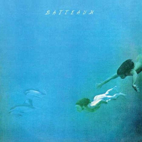 Oben in weißer Schrift steht "BATTEAUX". Unter der Wasseroberfläche schwimmen zwei Menschen nach rechts.