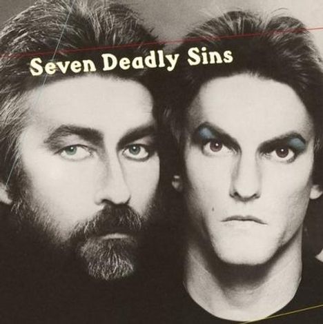 Text: "Seven Deadly Sins". Zwei Gesichter mit expressiven Augen, eines mit Bart, das andere stark geschminkt. In Schwarz-Weiß.