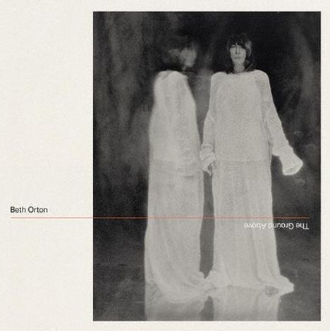 Texte: "Beth Orton", "The Ground Above". Schwarz-weiß Foto einer Frau in langem, fließendem Kleid, mit Spiegelung.