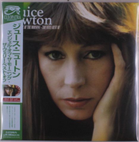 Text: „Cleopatra“, „Juice Newton“, „Angel of the Morning - The Very Best of“ (Titel auf Englisch und Japanisch). Nahaufnahme eines nachdenklichen Gesichts.