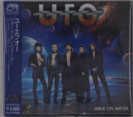 Bandname "UFO" oben, Albumtitel "Walk on Water" unten, fünf Männer auf planetarischem Hintergrund, Cleopatra-Logo links.
