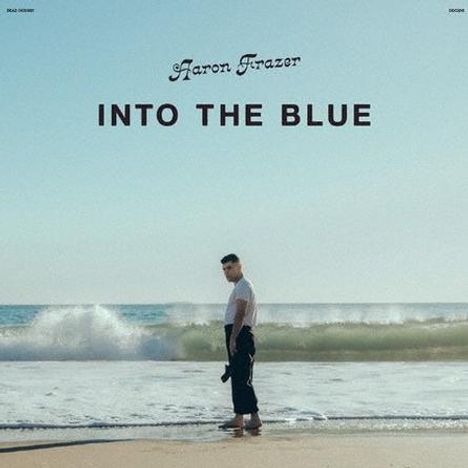 "Aaron Frazer INTO THE BLUE" steht oben. Ein Mann steht am Strand, schaut zurück, das Meer im Hintergrund.