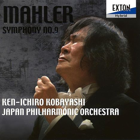 „MAHLER SYMPHONY no.9“, „KEN-ICHIRO KOBAYASHI JAPAN PHILHARMONIC ORCHESTRA“. Ein Mann dirigiert mit geschlossenen Augen.