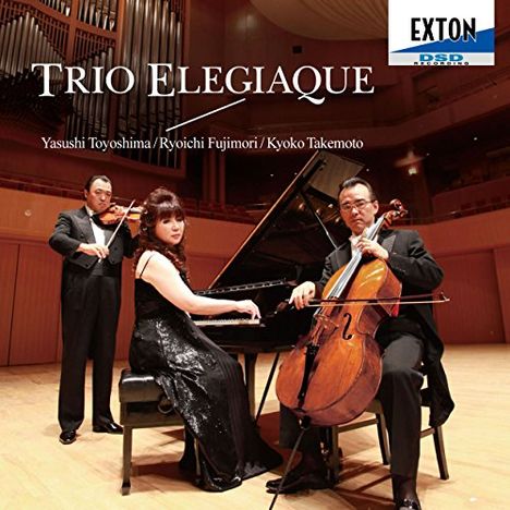 "TRIO ELEGIQUE" und "Yasushi Toyoshima / Ryoichi Fujimori / Kyoko Takemoto". Drei Musiker mit Violine, Klavier, Cello auf Bühne.