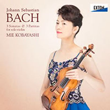 "Johann Sebastian Bach: 3 Sonatas & 3 Partitas for solo violin" von Mie Kobayashi. Frau mit Violine im blauen Kleid.