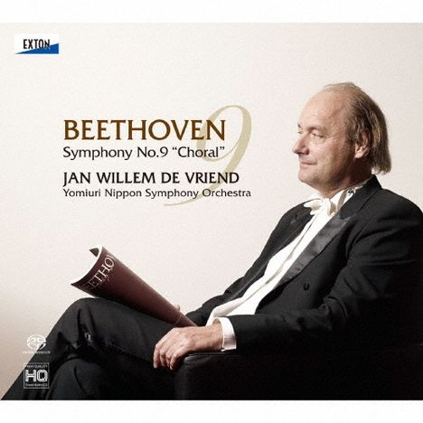 "BEETHOVEN Symphony No. 9 'Choral' JAN WILLEM DE VRIEND Yomiuri Nippon Symphony Orchestra." Ein Mann in Anzug mit Partitur.