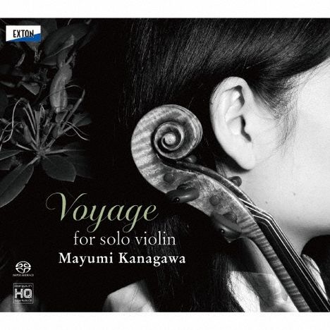 "Voyage for solo violin, Mayumi Kanagawa." Eine Nahaufnahme einer Geige und eines Ohres, schwarz-weiß, mit Pflanzenmotiv.