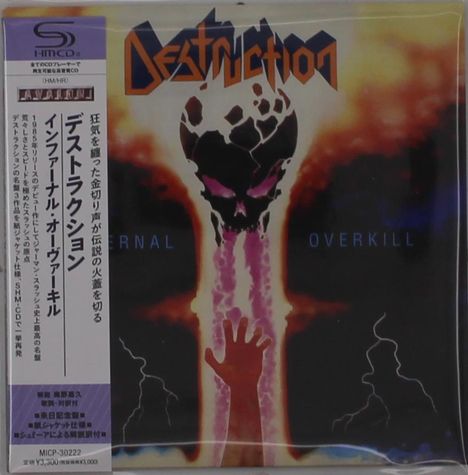 Logo: „Destruction“, Text: „Eternal Overkill“. Abbildung eines schwarzen Schädels mit rosa Flammen und einer erhobenen Hand.