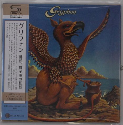 "Gryphon" steht oben. Links asiatischer Text. Ein Greif mit Vogelkopf und Löwenkörper sitzt am Meeresufer.