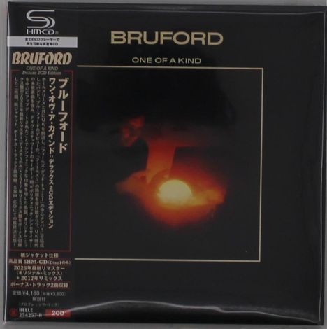 Text: "BRUFORD", "ONE OF A KIND", "Deluxe CD Edition". Dunkles Cover mit leuchtend roter Kugel in der Mitte. Japanische Schrift links.