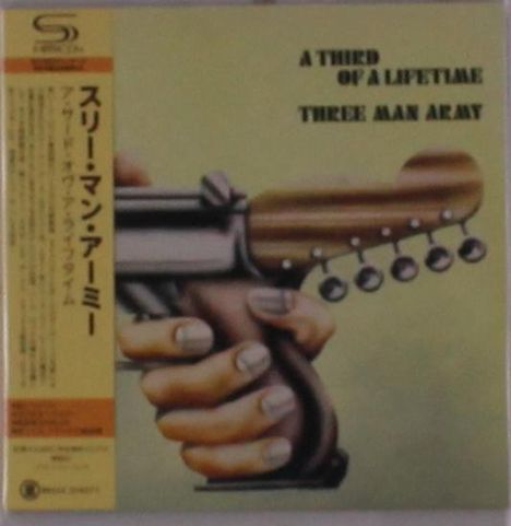Auf der rechten Seite steht „A Third of a Lifetime“, „Three Man Army“. Eine Hand hält eine Pistole mit Gitarrenhals.