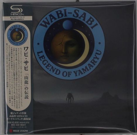 "WABI-SABI LEGEND OF YAMARYU" in einem blauen Kreis mit Mond und Gesicht; dunkle Landschaft mit Silhouette.