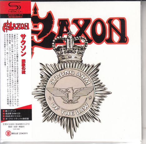 „STRONG ARM OF THE LAW“, „AXON“, japanische Schriftzeichen auf einem roten Streifen, Medaillon mit Adler und Krone.