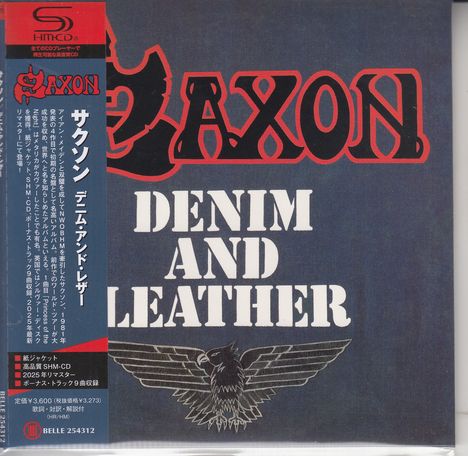 „DENIM AND LEATHER“ steht groß in Weiß, darüber „SAXON“ in Schwarz-Rot. Unten ein Adler mit ausgebreiteten Flügeln.