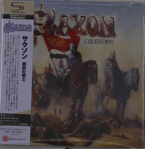 "Saxon Crusader." Ein Ritter mit rotem Banner auf einem Pferd, umgeben von Kämpfern in mittelalterlicher Schlacht.