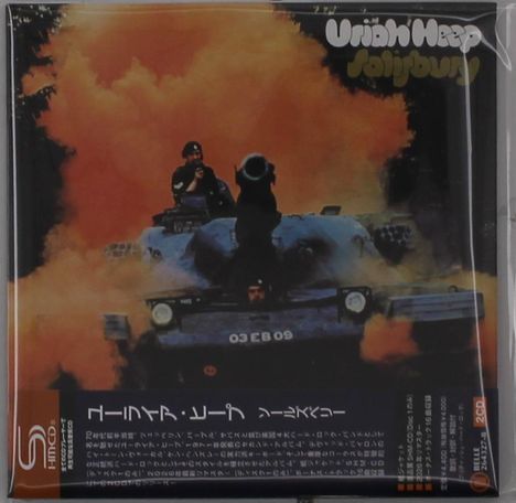 „Uriah Heep Salisbury“. Ein Panzer fährt durch orangefarbenen Rauch. Oben stehen Soldaten in Uniform. 