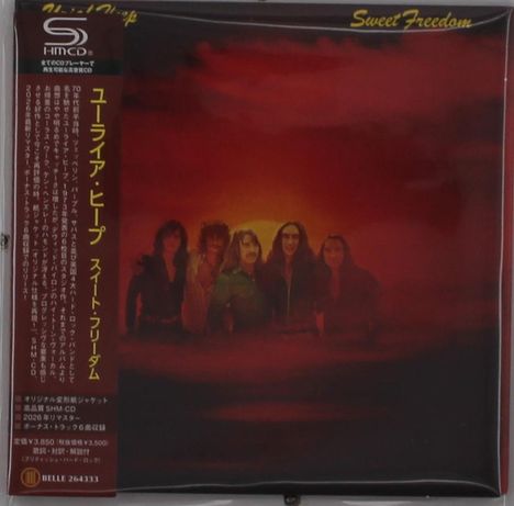 \"Sweet Freedom\" oben rechts, japanische Schriftzeichen links. Illustration von fünf Personen in rötlich-dunklem Hintergrund.