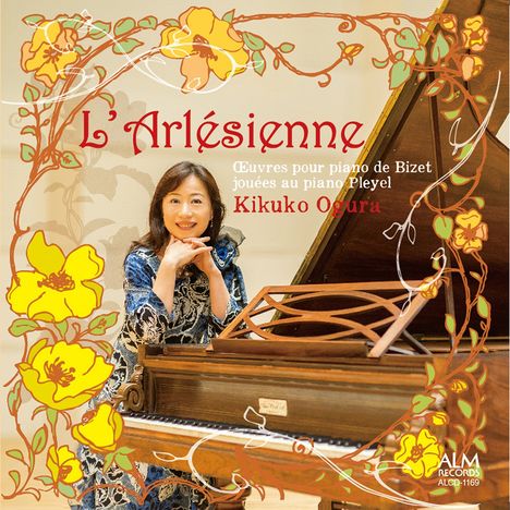 „L’Arlésienne“, Werke von Bizet, gespielt von Kikuko Ogura. Eine Frau sitzt lächelnd an einem Flügel, umgeben von Blumenmustern.