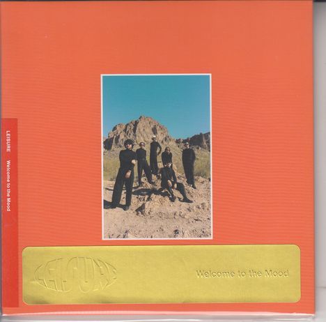 "Welcome to the Mood" auf einem goldenen Streifen, Bild von fünf Personen vor felsigem Hintergrund.