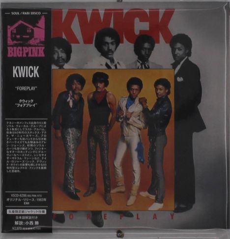 „KWICK“, „FOREPLAY“, „BIGPINK“, Gruppe von vier Männern in auffälliger Kleidung, schwarzer Hintergrund mit Portraits.