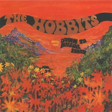 "The Hobbits" und "Down to Middle Earth" in großer, geschwungener Schrift. Landschaft mit roten, orangen und grünen Tönen.