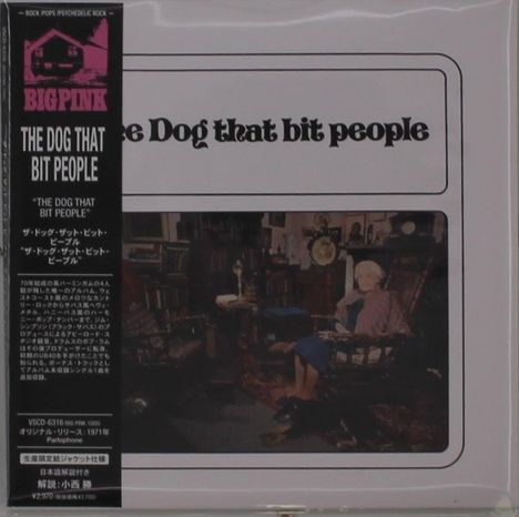 Text: "BIGPINK", "THE DOG THAT BIT PEOPLE". Darunter ein Wohnzimmer mit einer sitzenden älteren Person und einem Hund.