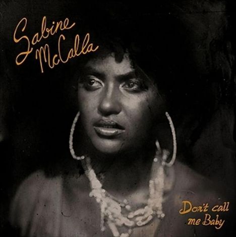 "Sabine McCalla" oben, "Don't call me Baby" unten rechts. Schwarz-weiß Porträt einer Frau mit Ohrringen und Kette.
