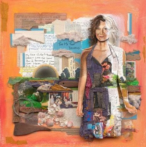 Eine Frau im Kleid steht vor einer Collage mit handschriftlichen Texten und verschiedenen Bildern sowie künstlerischen Elementen.