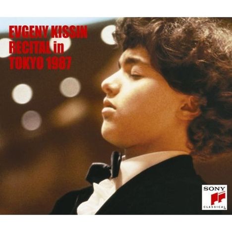 Text: "Evgeny Kissin Recital in Tokyo 1987". 
Ein junger Mann im Profil, elegant gekleidet, mit geschlossenen Augen. Sony Classical Logo unten rechts.