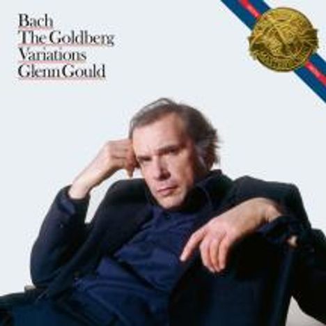 Bach, The Goldberg Variations, Glenn Gould. Mann in schwarzem Anzug sitzt entspannt. Rechts oben ein goldenes Emblem.