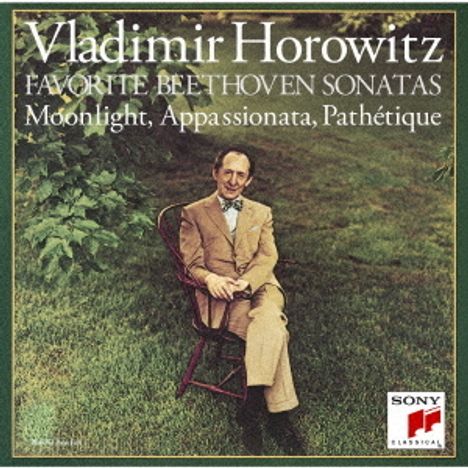 "Vladimir Horowitz. FAVORITE BEETHOVEN SONATAS. Moonlight, Appassionata, Pathétique." Ein Mann sitzt in einem Garten.