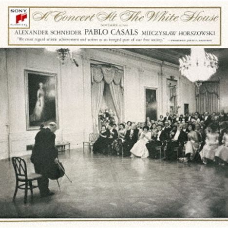 "A Concert At The White House". Musiker Pablo Casals spielt Cello vor elegant gekleideten Gästen in einem großen, dekorierten Saal.