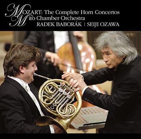 „MOZART: The Complete Horn Concertos“ mit dem Mito Chamber Orchestra, Radek Baborák und Seiji Ozawa. Ein Hornist spielt.