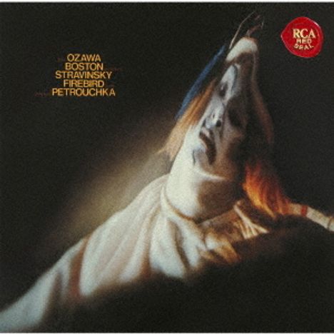 "Ozawa Boston Stravinsky Firebird Petrouchka" in roter Schrift, daneben asiatische Schriftzeichen; unscharfe Person mit Lichtspiel.
