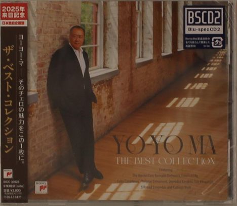 Texte: "2025年来日記念", "Yo-Yo Ma The Best Collection". Ein Mann lehnt an einer Ziegelwand, Licht fällt durch Fenster.