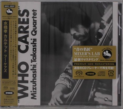 „WHO CARES“ Mizuhashi, Takashi Quartet. Schwarz-weiß Foto eines Mannes, der ein Streichinstrument spielt.