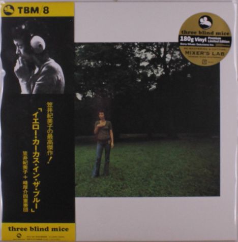 TBM 8. three blind mice. Aufkleber auf der oberen rechten Seite. Person mit Kopfhörern und Person auf einer Wiese.